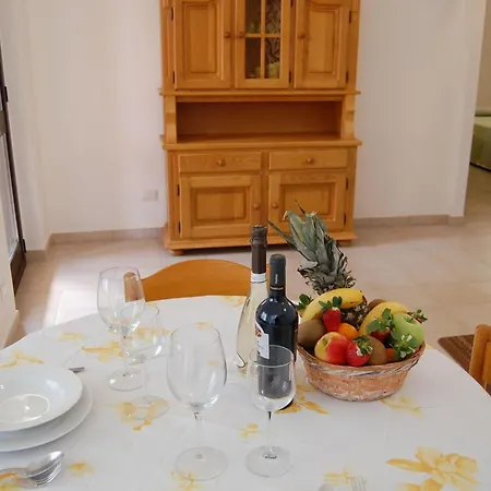 아파트 Renovierte Nur Wenige Schritte Vom Entfernt In By Interhome